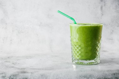 Sağlıklı bir yaşam tarzı ıspanak, yeşil elma, salatalık ve parlak mermer zeminde izole edilmiş yulaf ezmesi için meyve ve sebzelerden taze yeşil smoothie. Genel görünüm, kopyalama alanı. Kafe adamları için reklam.