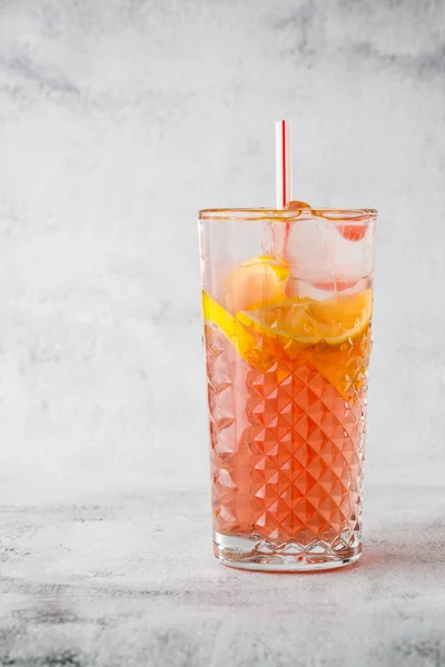 Zwei Glas Limonade und orangefarbener Cocktail mit Zitrone und Orange, kaltes Erfrischungsgetränk oder Getränk mit Eis auf hellem Marmorhintergrund. Overhead-Ansicht, Kopierraum. Werbung für Café-Menüs. Vertikale — Stockfoto