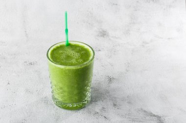 Sağlıklı bir yaşam tarzı ıspanak, yeşil elma, salatalık ve parlak mermer zeminde izole edilmiş yulaf ezmesi için meyve ve sebzelerden taze yeşil smoothie. Genel görünüm, kopyalama alanı. Kafe adamları için reklam.