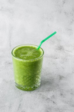 Sağlıklı bir yaşam tarzı ıspanak, yeşil elma, salatalık ve parlak mermer zeminde izole edilmiş yulaf ezmesi için meyve ve sebzelerden taze yeşil smoothie. Genel görünüm, kopyalama alanı. Kafe adamları için reklam.
