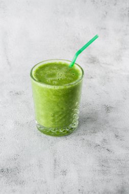 Sağlıklı bir yaşam tarzı ıspanak, yeşil elma, salatalık ve parlak mermer zeminde izole edilmiş yulaf ezmesi için meyve ve sebzelerden taze yeşil smoothie. Genel görünüm, kopyalama alanı. Kafe adamları için reklam.