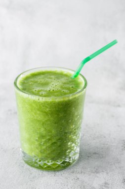 Sağlıklı bir yaşam tarzı ıspanak, yeşil elma, salatalık ve parlak mermer zeminde izole edilmiş yulaf ezmesi için meyve ve sebzelerden taze yeşil smoothie. Genel görünüm, kopyalama alanı. Kafe adamları için reklam.