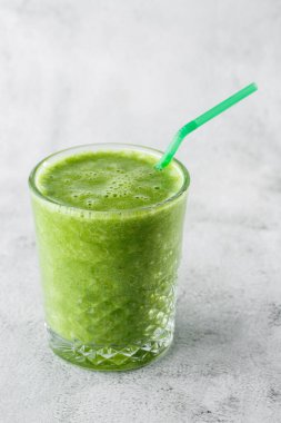 Sağlıklı bir yaşam tarzı ıspanak, yeşil elma, salatalık ve parlak mermer zeminde izole edilmiş yulaf ezmesi için meyve ve sebzelerden taze yeşil smoothie. Genel görünüm, kopyalama alanı. Kafe adamları için reklam.