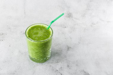 Sağlıklı bir yaşam tarzı ıspanak, yeşil elma, salatalık ve parlak mermer zeminde izole edilmiş yulaf ezmesi için meyve ve sebzelerden taze yeşil smoothie. Genel görünüm, kopyalama alanı. Kafe adamları için reklam.