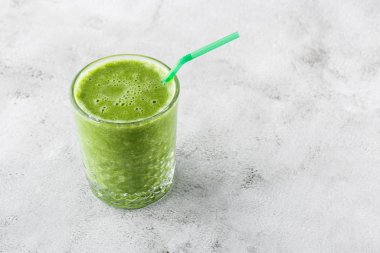 Sağlıklı bir yaşam tarzı ıspanak, yeşil elma, salatalık ve parlak mermer zeminde izole edilmiş yulaf ezmesi için meyve ve sebzelerden taze yeşil smoothie. Genel görünüm, kopyalama alanı. Kafe adamları için reklam.