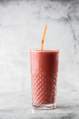 Berry smoothie veya ahududu pembe milkshake parlak mermer zemin üzerinde cam. Genel görünüm, kopyalama alanı. Milkshake kafe menüsü reklamı. Kahve dükkanı menüsü. Dikey fotoğraf.
