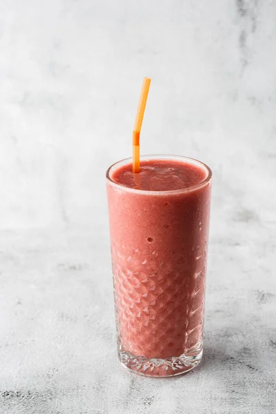 Batido de bagas ou batido de leite vermelho rosa framboesa em vidro em fundo de mármore brilhante. Visão geral, espaço de cópia. Publicidade para o menu de café milkshake. Menu da cafetaria. Foto vertical . — Fotografia de Stock