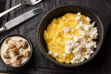 Tipik Ukrayna çanak polenta - peynir ve domuz yağı ile Banosh. Ukrayna mutfağı. pastırma ile mısır lapası, çatırtıve ahşap arka plan tabakta peynir Mısır lapası.