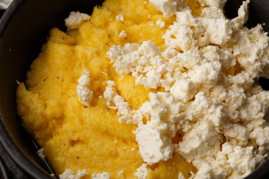 Tipik Ukrayna çanak polenta - peynir ve domuz yağı ile Banosh. Ukrayna mutfağı. pastırma ile mısır lapası, çatırtıve ahşap arka plan tabakta peynir Mısır lapası.