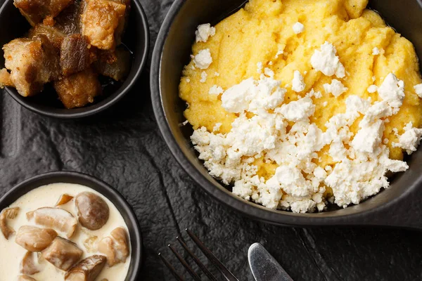 Tipik Ukrayna çanak polenta - peynir ve domuz yağı ile Banosh. Ukrayna mutfağı. pastırma ile mısır lapası, çatırtıve ahşap arka plan tabakta peynir Mısır lapası.