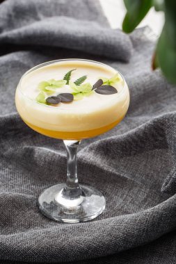 Ev yapımı Pisco kokteyli. Whiskey Sour in Coupe Glass, gri arka planda buzlu. Genel görünüm, kopyalama alanı. Kafe reklamı için. Bar menüsü. Dikey fotoğraf.