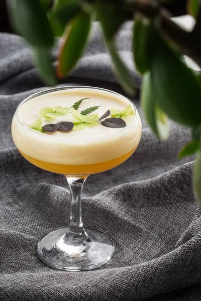 Homemade Pisco sour cocktail. Whiskey Sour in Coupe Glass with ice on gray background. Overhead view, copy space. Advertising for cafe. Bar menu. Vertical photo. — Stock Photo, Image