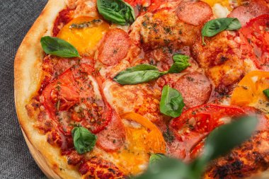 Tahta masada nefis sıcak ev yapımı pizza. Pizza, pepperonili, peynirli, domates soslu ve fesleğenli taze ev yapımı pizza. Yatay