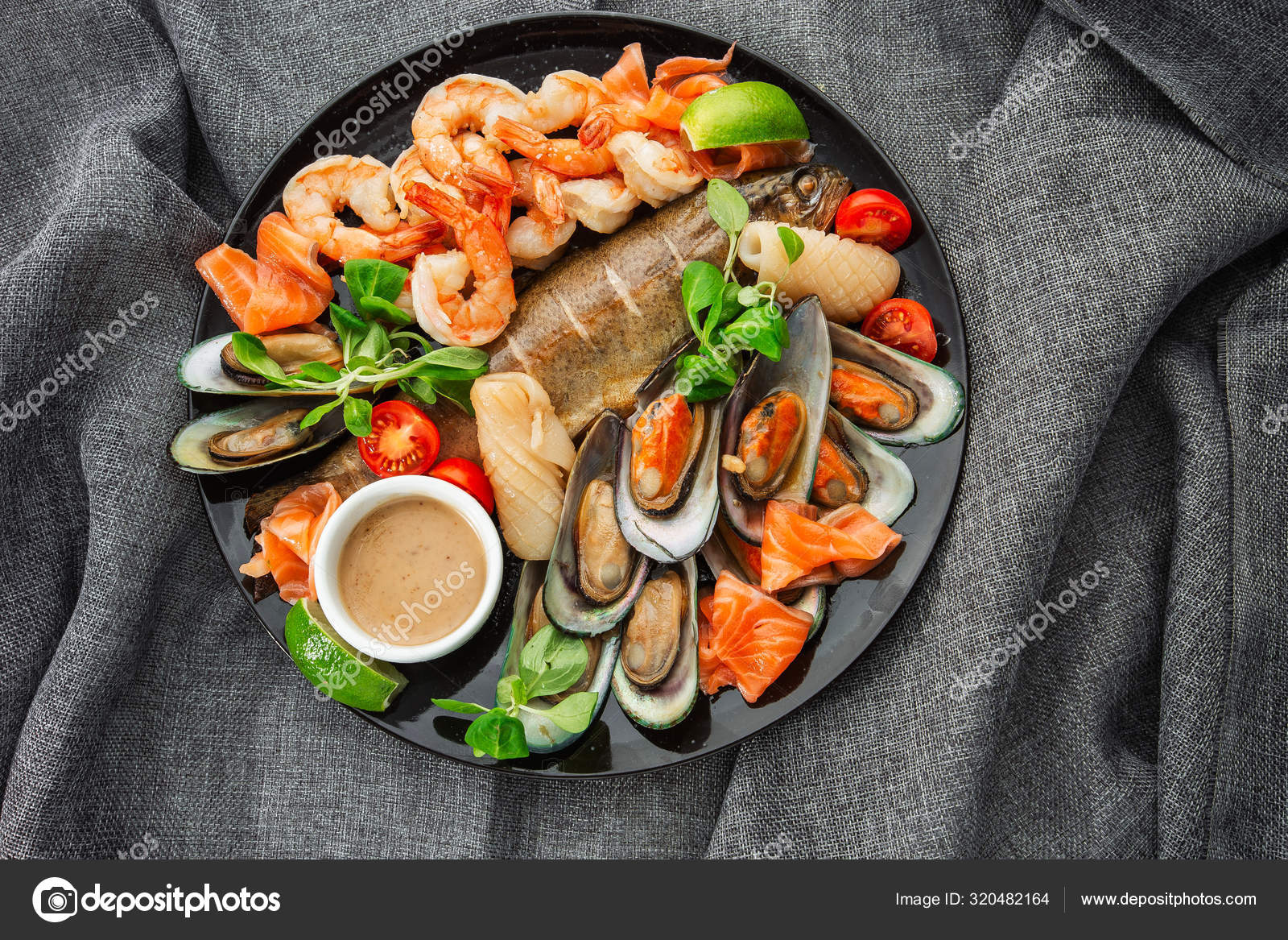 Rostade blandade skaldjur innehåller musslor, räkor, lax, bläckfisk och  grillad barracuda fisk vitlök med kryddig chili sås. Isolerad på grå  bakgrund. Fisk och köttfat. Medelhavskusten — stockfoto © imoniuk #320482164, image size:1600x1167