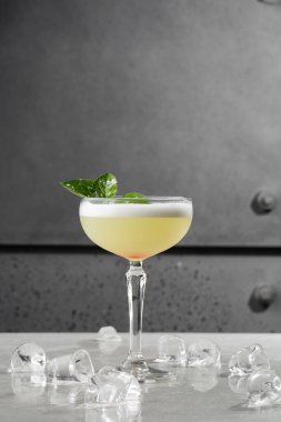 Ev yapımı Pisco kokteyli. Whiskey Sour in Coupe Glass, gri arka planda buzlu. Genel görünüm, kopyalama alanı. Kafe reklamı için. Bar menüsü. Dikey fotoğraf.