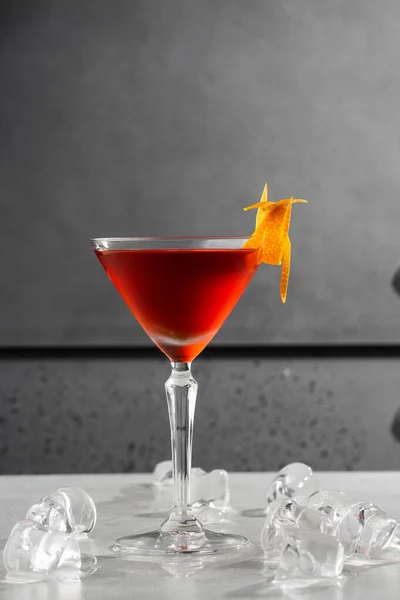 Homemade cocktail on red boulevard. glass martini with raspberry cocktail with raspberry alcohol with orange garnish on gray background. Overhead view, copy space. Advertising for cafe. Bar menu. Vert — Stock Photo, Image