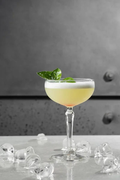 Hemlagad Pisco sura cocktail. Whiskey Sour i Coupe Glass med is på grå bakgrund. Overhead view, kopiera utrymme. Reklam för café. Bar-menyn. Vertikalt foto. — Stockfoto
