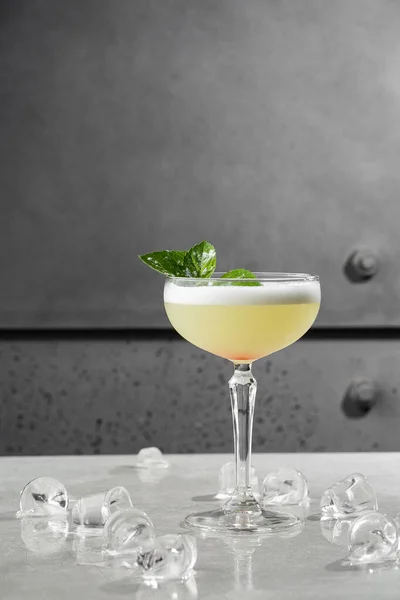 Zelfgemaakte Pisco zure cocktail. Whiskey Sour in Coupe Glass met ijs op grijze ondergrond. Bovenaanzicht, kopieerruimte. Reclame voor café. Bar menu. Verticale foto. — Stockfoto