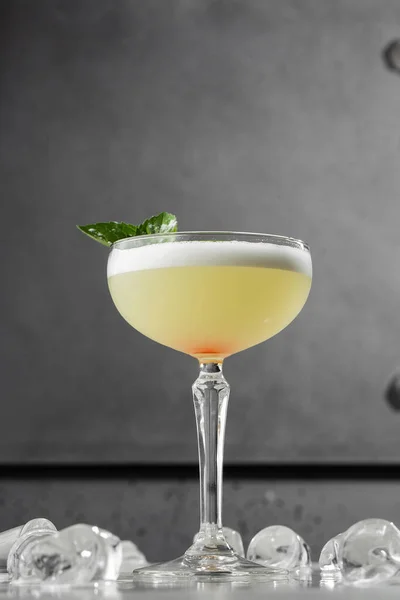 Hausgemachter Pisco Sour Cocktail. Whisky sauer in Coupé-Glas mit Eis auf grauem Hintergrund. Overhead-Ansicht, Kopierraum. Werbung für Cafés. Bar-Menü. vertikales Foto. — Stockfoto