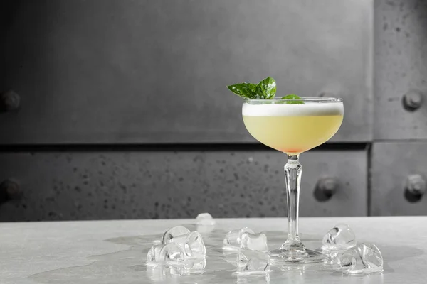 Házi Pisco savanyú koktél. Whiskey Sour Coupe Glass-ban, szürke hátterű jéggel. Felülnézet, másolás. Kávézó reklám. Bármenü. Vízszintes fénykép. — Stock Fotó