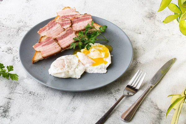 Ovos escalfados com bacon em torradas de massa. isolado no fundo de mármore branco. Comida caseira. Pequeno-almoço saboroso. Foco seletivo. Hotizontal foto . — Fotografia de Stock