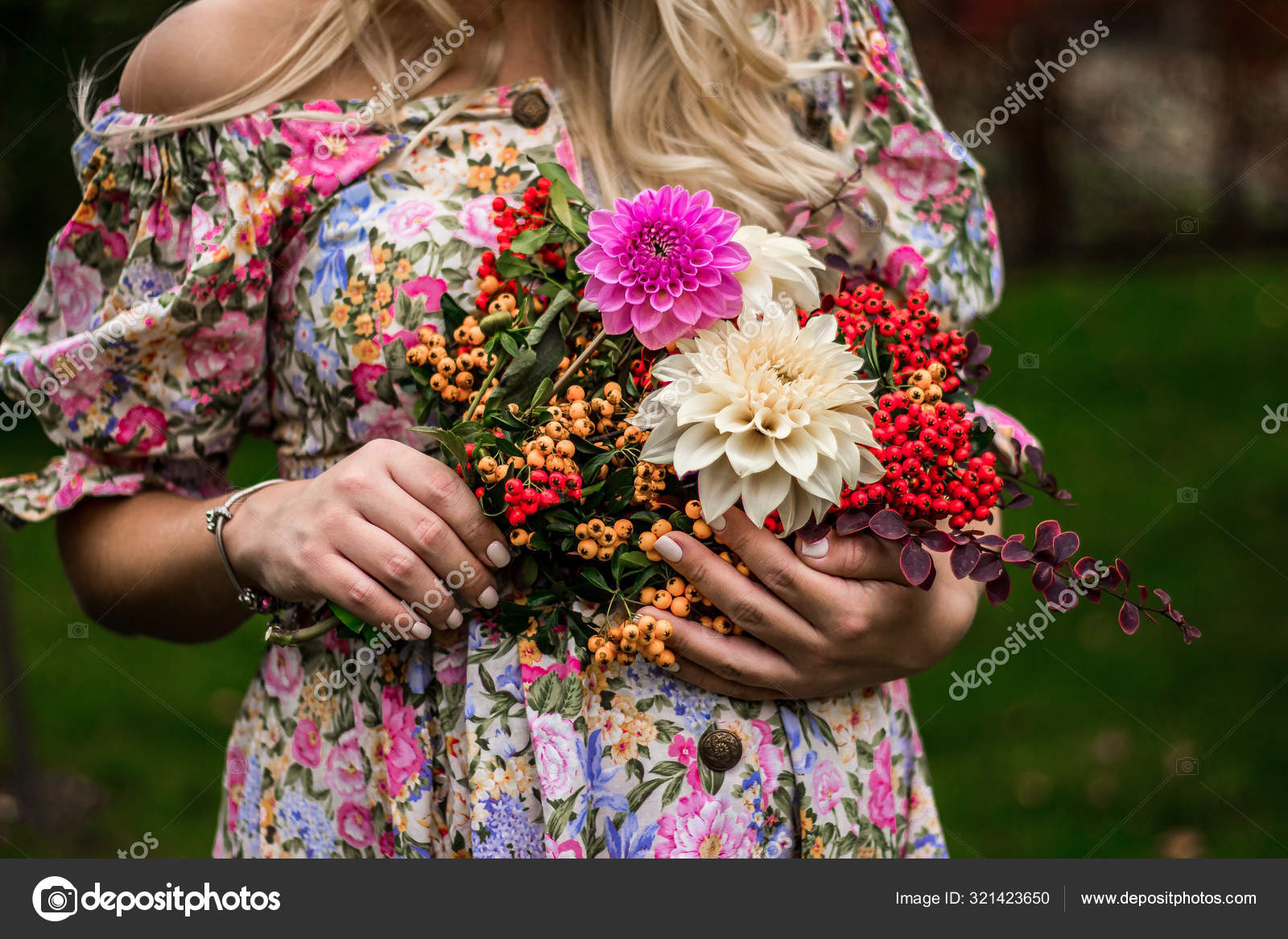 穿着夏装的年轻女人拿着花束 花店花束 花匠 美丽的春花 与混合花的安排 花店的概念 工作花店 复制空间 图库照片 C Imoniuk 穿着夏装的年轻女人拿着花束 花店花束 花匠 美丽的春花 与混合花的安排 花店的概念 工作花店 复制空间 图库照片 C Imoniuk