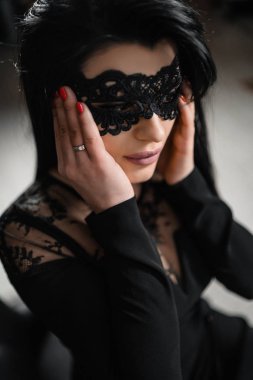 Seksi manken. Erotik stil. Zarif siyah elbiseli ve dantel maskeli güzel kadın. Genç ve seksi bir kadının portresi. Yüksek Kalite - Görüntü. Modaya uygun seksi bir kızın sanat anlayışı. Dikey