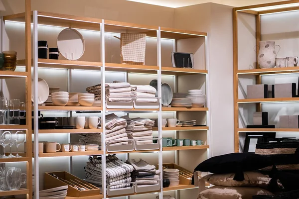 Mutfakta temiz tabaklar olan dolabı aç. Mutfak rafında beyaz duvar arkasında tabaklar ve ekose kumaşlar. İç konsept. Tasarım ve geliştirme kavramı. Yatay