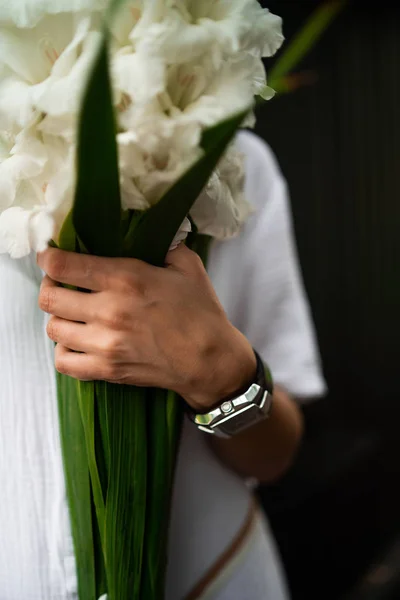 Jonge vrouw in witte kleren met boeket. Bloemist winkel Boeket bloemen. Bloemist. Arrangement met witte gladiolen bloemen. Het concept van een bloemenwinkel. Werk bloemist. kopieerruimte — Stockfoto