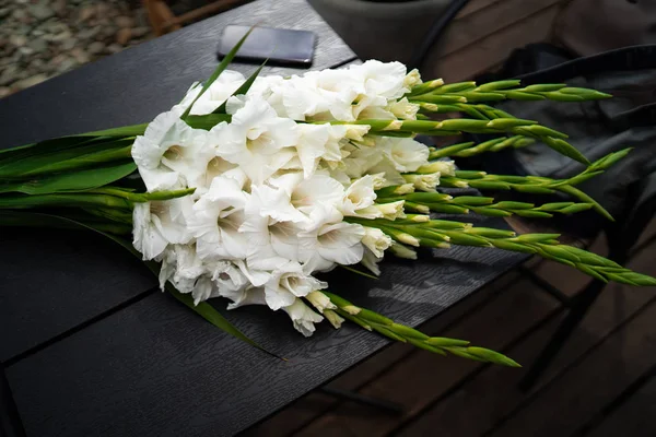 Composición plana con hermosas flores de gladiolo sobre fondo oscuro. Patrón de gladiolo con espacio para su texto, tarjeta de felicitación de vacaciones. San Valentín. Asiento plano, vista superior. Textura flores . —  Fotos de Stock