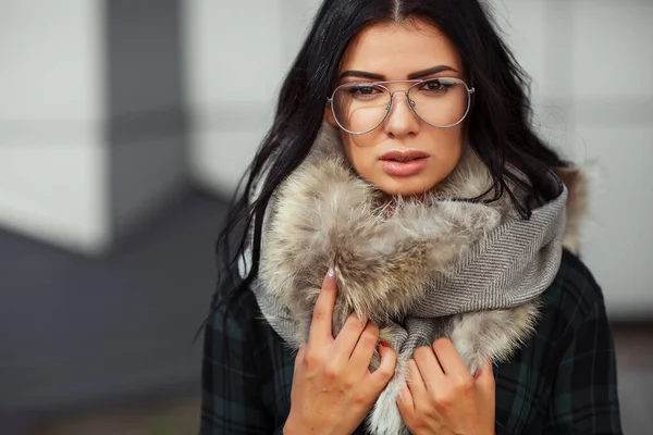 Outdoor close up fashion portrait of young beautiful confident woman wearing trendy shirt, white scarf and sunglasses Beautiful woman in luxury fur shawl. Advertising for sunglasses shop. Copy space. — Stock Photo, Image