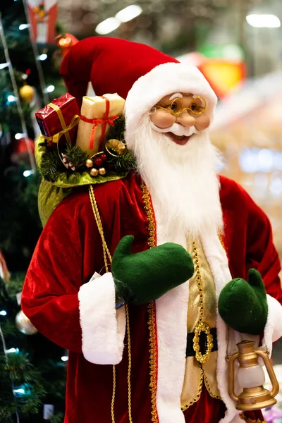 Feliz Natal e Feliz Ano Novo, boneca Papai Noel com lâmpada no festival de Natal, espaço Copiar. Gelo avô bonito em traje vermelho e luvas verdes no fundo da árvore. presente e celebração . — Fotografia de Stock