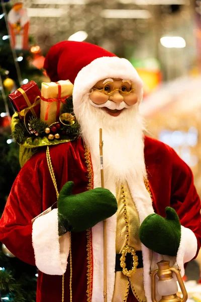 Feliz Natal e Feliz Ano Novo, boneca Papai Noel com lâmpada no festival de Natal, espaço Copiar. Gelo avô bonito em traje vermelho e luvas verdes no fundo da árvore. presente e celebração . — Fotografia de Stock