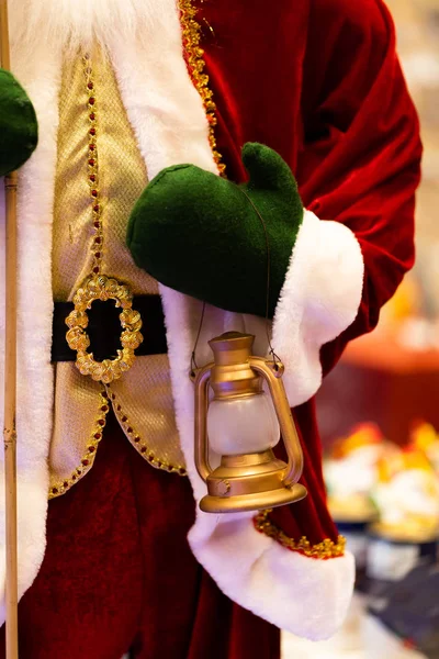 Feliz Natal e Feliz Ano Novo, boneca Papai Noel com lâmpada no festival de Natal, espaço Copiar. Gelo avô bonito em traje vermelho e luvas verdes no fundo da árvore. presente e celebração . — Fotografia de Stock