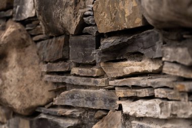 Modern stil dekoratif desenli gri desenli düz olmayan gerçek taş duvar yüzeyi. Arka plan için taş duvar. Taş duvar dokusu. Bir taş duvarın parçası, arkaplan veya doku için