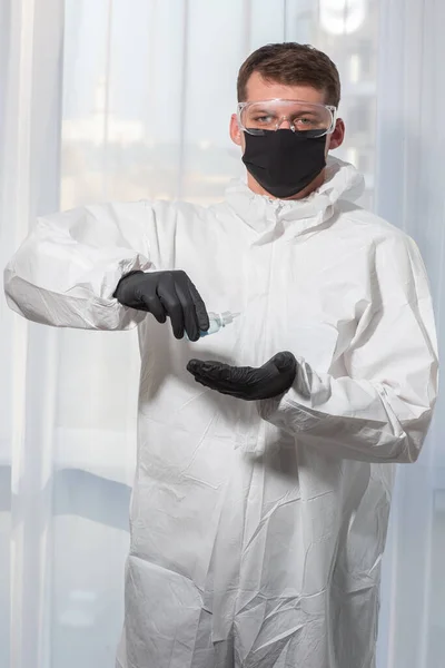 Doctor in PPE pak uniform en handschoenen behandelt handen met antiseptische. Coronavirus uitbraak. Concept van Covid-19 quarantaine. dokter en medische zorg. Persoonlijke beschermingsmiddelen Stop virus. — Stockfoto