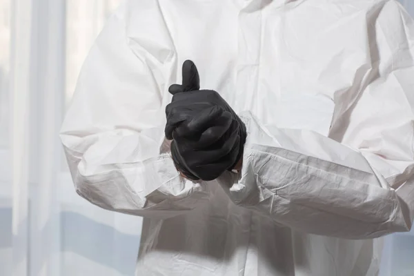 Arts in PPE pak uniform en handschoenen behandelt handen met antiseptische close-up. Coronavirus uitbraak. Concept van Covid-19 quarantaine. dokter en medische zorg. Persoonlijke beschermingsmiddelen Stop virus. — Stockfoto