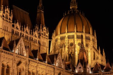 Budapeşte 'deki Macar Parlamentosu binası. Budapeşte 'de gece vakti. Neo-gotik mimarinin bir örneği, Budapeşte turistik merkezi.