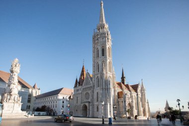 Budapeşte, Macaristan - Kral I. Stephen 'ın heykeli ve Macaristan Parlamentosu' nun arka planda yer aldığı ünlü Balıkçı Kalesi