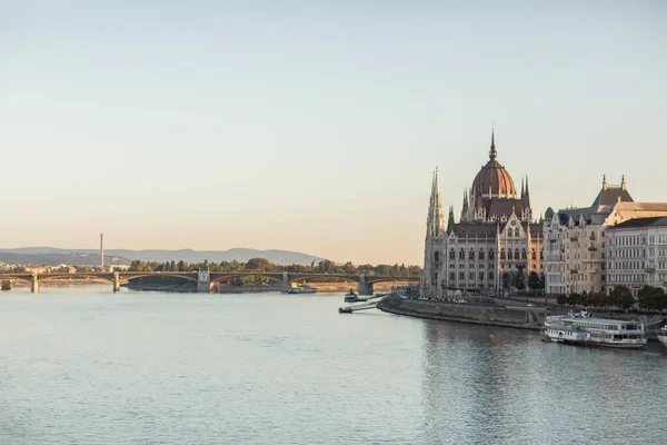 Edifício do Parlamento húngaro na cidade de Budapeste. Budapeste ao nascer do sol com céu azul claro. Uma amostra da arquitetura neogótica, atração turística de Budapeste — Fotografia de Stock