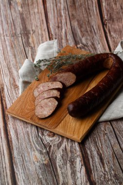 Endüstriyel sosis üretimi. Organik tarım, geleneksel yöntemlerle üretilir..