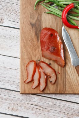 Etli kurutulmuş et, çiğ sosis. Lezzetli dilimlenmiş görüntüyü kapat