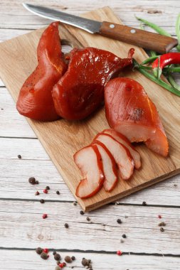 Etli kurutulmuş et, çiğ sosis. Lezzetli dilimlenmiş görüntüyü kapat