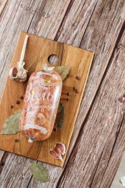 Ahşap arka planda izole edilmiş marul yaprağı desenli ızgara tavuklu rulo. Taze et ve kısmen dilimlenmiş. Tavuklu jambon ve lezzetli tavuk eti.