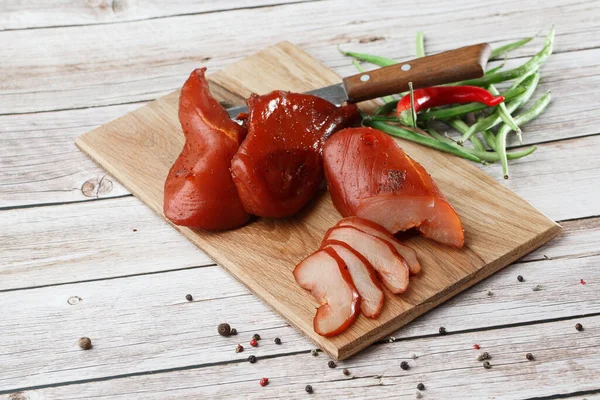 Etli kurutulmuş et, çiğ sosis. Lezzetli dilimlenmiş görüntüyü kapat