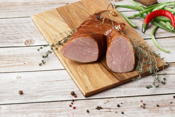 Füstölt Sonka Egy Vágódeszkán Asztalra Vágott Füstölt Gammon Friss Fűszernövények — Stock Fotó