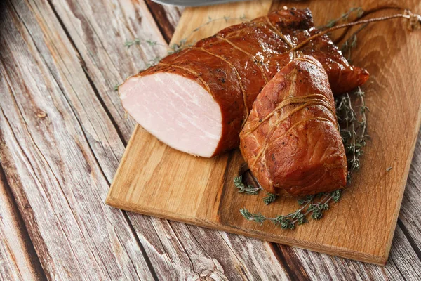 Füstölt Sonka Egy Vágódeszkán Asztalra Vágott Füstölt Gammon Friss Fűszernövények — Stock Fotó