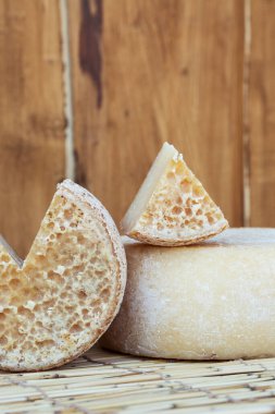 Çiftlik mutfağının ahşap arka planında iki büyük organik peynir kafalar. Yiyecek konsepti