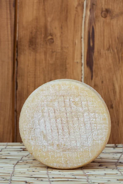 Tête Ronde Entière Fromage Partmesan Pecorino Isolée Sur Fond Bois — Photo