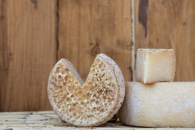 Çiftlik mutfağının ahşap arka planında iki büyük organik peynir kafalar. Yiyecek konsepti